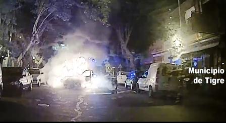 Bomberos controlan el incendio de un auto en Tigre Bomberos controlan el incendio de un auto en Tigre