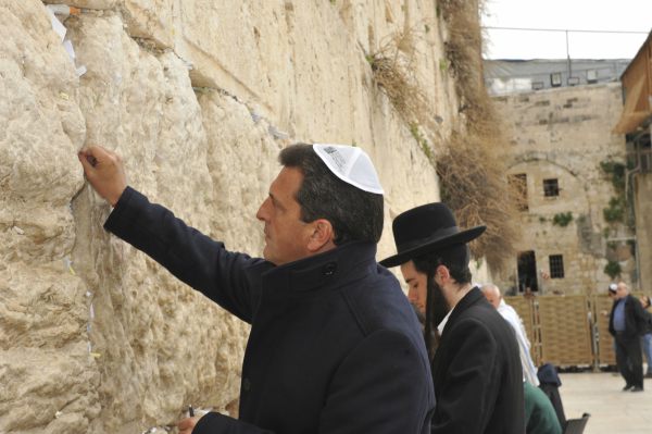 Massa visitó el muro de los lamentos en Israel