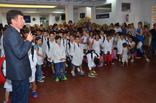 El intendente Gustavo Posse presidió el acto en el que alumnos y padres celebraron el comienzo de las clases. 
