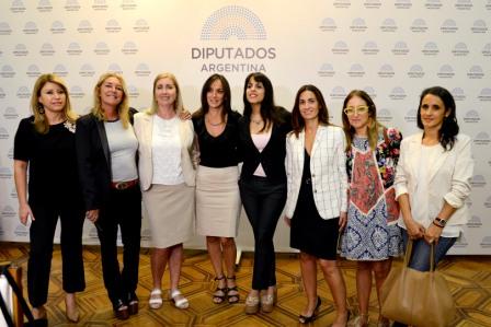 Legisladoras y dirigentes del Frente Renovador, del GEN, de Libres del Sur, junto a organizaciones de la sociedad civil como Amnistía Internacional, ELA y MUMALA, convocaron a la movilización que el próximo miércoles reunirá a millones de personas en todo el mundo en reclamo por la igualdad de derechos.
Legisladoras y dirigentes del Frente Renovador, del GEN, de Libres del Sur, junto a organizaciones de la sociedad civil como Amnistía Internacional, ELA y MUMALA, convocaron a la movilización que el próximo miércoles reunirá a millones de personas en todo el mundo en reclamo por la igualdad de derechos.
