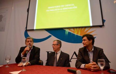 Ante un centenar de representantes municipales, de cámaras empresarias y de universidades, el ministro de Ciencia, Tecnología e Innovación, Jorge Elustondo junto al director del CONICET La Plata, Luis Epele y al subsecretario de Tecnología e Innovación, Guillermo Anlló, presentaron hoy el Programa Clínica Tecnológica en el Centro Científico Tecnológico (CCT).
Ante un centenar de representantes municipales, de cámaras empresarias y de universidades, el ministro de Ciencia, Tecnología e Innovación, Jorge Elustondo junto al director del CONICET La Plata, Luis Epele y al subsecretario de Tecnología e Innovación, Guillermo Anlló, presentaron hoy el Programa Clínica Tecnológica en el Centro Científico Tecnológico (CCT).