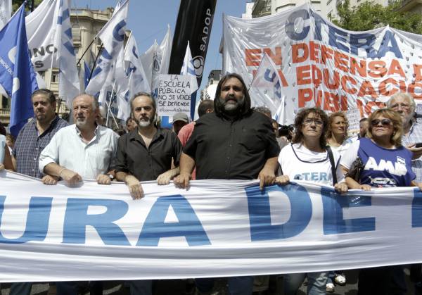 Los gremios docentes iniciaron este lunes la huelga de 48 horas con una masiva movilización en la Capital Federal y la advertencia de que llamarán a un nuevo paro si el Gobierno nacional no los convoca a negociar una paritaria. Los gremios docentes iniciaron este lunes la huelga de 48 horas con una masiva movilización en la Capital Federal y la advertencia de que llamarán a un nuevo paro si el Gobierno nacional no los convoca a negociar una paritaria.