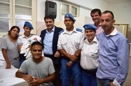El intendente de Vicente López, Jorge Macri, visitó en la maternidad Santa Rosa a la familia asistida por la Policía Local del municipio.
