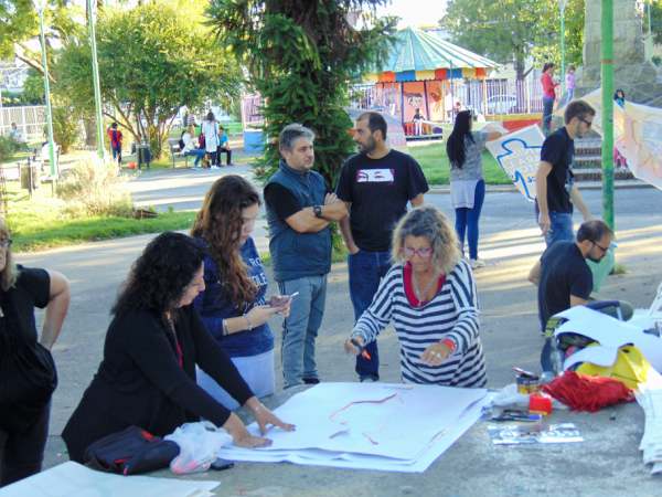 Pintan siluetas para el 24 de marzo en plaza Alem de Munro