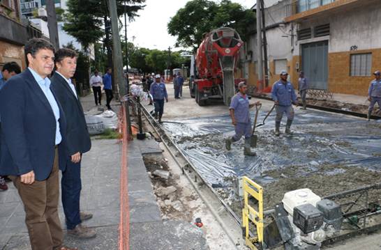 Los intendentes de San Isidro y Vicente López, Gustavo Posse y Jorge Macri, recorrieron hoy la calle Paraná, donde se llevan adelante importantes trabajos de repavimentación y otras mejoras asfálticas en un tramo de 50 cuadras, desde Amancio Alcorta hasta el río. 
