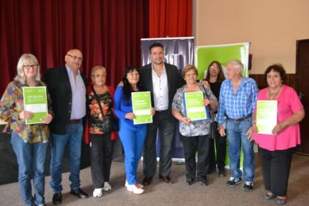 La ceremonia de entrega se realizó en el Club 9 de Julio con la presencia del Director de Regularización de la Dirección Provincial de Regularización y Escrituración Social de la Subsecretaría, Santiago Bravo y el Secretario de Obras Públicas Municipal, Bernardo Landívar. La ceremonia de entrega se realizó en el Club 9 de Julio con la presencia del Director de Regularización de la Dirección Provincial de Regularización y Escrituración Social de la Subsecretaría, Santiago Bravo y el Secretario de Obras Públicas Municipal, Bernardo Landívar.