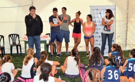 El Intendente de Vicente López, Jorge Macri, en la clínica de Hockey que se llevó a cabo en el Campo de Deportes Nº2, donde asistieron más de 100 chicas El Intendente de Vicente López, Jorge Macri, en la clínica de Hockey que se llevó a cabo en el Campo de Deportes Nº2, donde asistieron más de 100 chicas