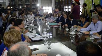 El gobierno de Vidal convocó a los  gremios docentes a una reunión el lunes