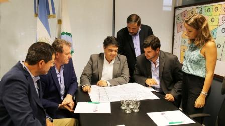 El Intendente de Vicente López Jorge Macri recibió al Secretario de Seguridad de la Nación, Eugenio Burzaco, al Secretario de Seguridad interior de la Nación, Gerardo Milman y al Subsecretario de Seguridad de la Nación, Darío Oroquieta, para mostrar el trabajo que se está llevando a cabo en Vicente López en materia de seguridad.
El Intendente de Vicente López Jorge Macri recibió al Secretario de Seguridad de la Nación, Eugenio Burzaco, al Secretario de Seguridad interior de la Nación, Gerardo Milman y al Subsecretario de Seguridad de la Nación, Darío Oroquieta, para mostrar el trabajo que se está llevando a cabo en Vicente López en materia de seguridad.