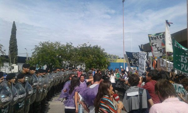 El primer paro general contra el gobierno de Macri se siente con fuerza en el transporte y hay bloqueos de tránsito El primer paro general contra el gobierno de Macri se siente con fuerza en el transporte y hay bloqueos de tránsito