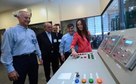 La compañía Ionics, líder y pionera en ionización gamma a escala industrial, inauguró su segunda unidad radiante. Esta nueva instalación le permitirá duplicar la cantidad de productos tratados con este proceso. Participaron de la apertura la secretaria de Política Sanitaria y Desarrollo Humano, Malena Galmarini, y el diputado nacional José de Mendiguren.
La compañía Ionics, líder y pionera en ionización gamma a escala industrial, inauguró su segunda unidad radiante. Esta nueva instalación le permitirá duplicar la cantidad de productos tratados con este proceso. Participaron de la apertura la secretaria de Política Sanitaria y Desarrollo Humano, Malena Galmarini, y el diputado nacional José de Mendiguren.