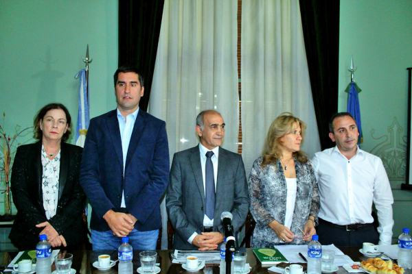 Organizado por la diputada provincial y presidenta de la Comisión de la Salud Pública de la Cámara baja bonaerense, Alejandra Lorden, el encuentro contó con la participación del Daniel Salvador, vicegobernador de la provincia; y de Manuel Mosca, presidente del cuerpo de Diputados.
Organizado por la diputada provincial y presidenta de la Comisión de la Salud Pública de la Cámara baja bonaerense, Alejandra Lorden, el encuentro contó con la participación del Daniel Salvador, vicegobernador de la provincia; y de Manuel Mosca, presidente del cuerpo de Diputados.