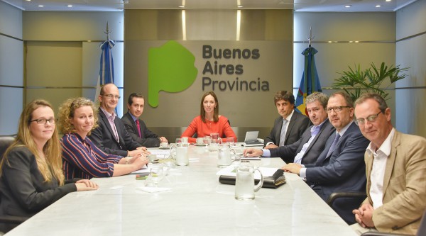 La gobernadora de la provincia de Buenos Aires, María Eugenia Vidal, durante el encuentro que mantuvo con el vicepresidente del Banco Mundial en América Latina y el Caribe, Jorge Familiar; los ministros bonaerenses de Economía, Hernán Lacunza; de Infraestructura y Servicios Públicos, Roberto Gigante; el Secretario General de Gobierno, Fabian Perechodnik y miembros de la delegación de la entidad. La gobernadora de la provincia de Buenos Aires, María Eugenia Vidal, durante el encuentro que mantuvo con el vicepresidente del Banco Mundial en América Latina y el Caribe, Jorge Familiar; los ministros bonaerenses de Economía, Hernán Lacunza; de Infraestructura y Servicios Públicos, Roberto Gigante; el Secretario General de Gobierno, Fabian Perechodnik y miembros de la delegación de la entidad.