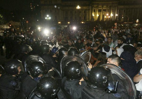 La policía impide a gremios docentes instalar una “escuela itinerante” frente al congreso La policía impide a gremios docentes instalar una “escuela itinerante” frente al congreso