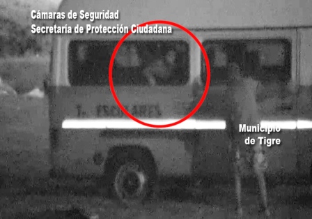 Detienen a cuatro ladrones robando objetos de una combi escolar en Tigre