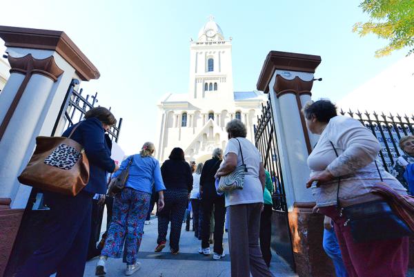 Cientos de vecinos recorrieron las siete Iglesias de San Fernando