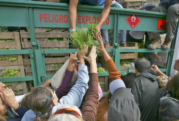 Pequeños productores regalaron 20 toneladas de verduras en Plaza de Mayo y marcharon hacia el congreso