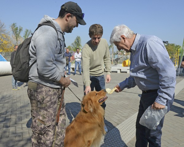 El Intendente Luis Andreotti y el Diputado Provincial Juan Andreotti acompañaron a cientos de vecinos que se acercaron con sus perros y gatos al barrio Infico