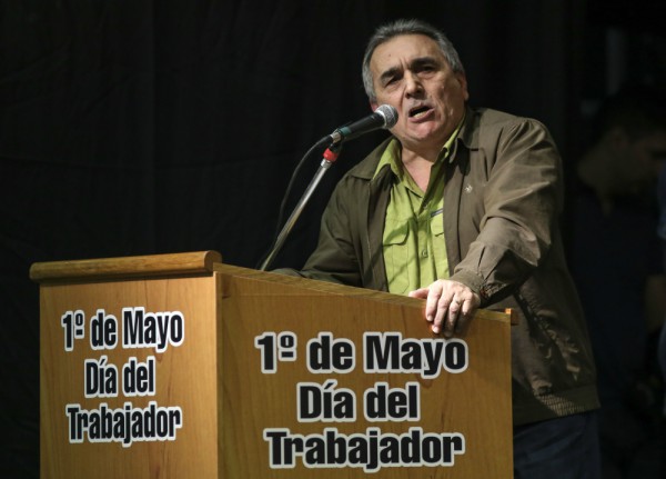 Juan Carlos Schmid, quien ofició como único orador del acto de la CGT en conmemoración del Día del Trabajo que se realizó en el estadio cerrado de Obras Sanitarias en el barrio porteño de Nuñez.   