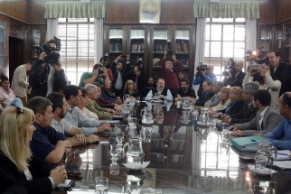 Los gremios de docentes bonaerenses, junto con los del personal administrativo y auxiliar de la educación, rechazaron este mediodía “de plano” la nueva oferta salarial del gobierno provincial.
