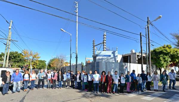 Abrazo símbolico de padres, docentes y el consejo escolar de San Fernando reclamando a provincia por las escuelas 5 y 19