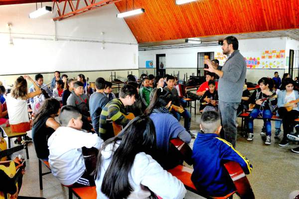 La agrupación de Música Popular Latinoamericana de Baires-Bancalari del distrito recibió la visita del músico ecuatoriano, Sebastián Bentancourt, consultor del programa de Iberorquestas, por su nivel musical y proyecto inclusivo, en materia educativa y cultural.