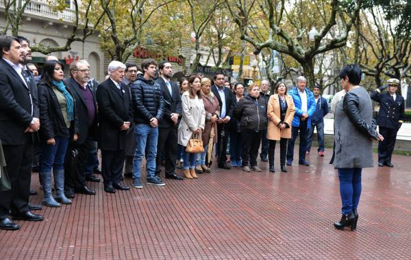 El Intendente Luis Andreotti, junto a funcionarios del departamento Ejecutivo y Legislativo local, realizó el Acto Cívico, en la Plaza Mitre, en el marco de los festejos por el 25 de Mayo. 