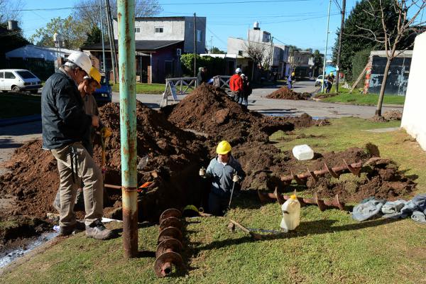 Julio Zamora supervisó las obras de agua potable en Benavídez