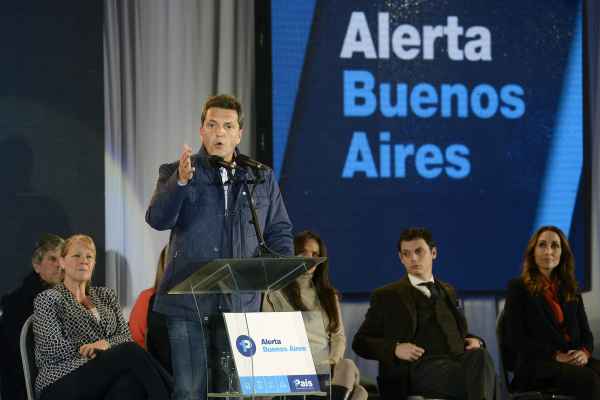 Sergio Massa, durante un acto en el partido bonaerense de San Martín, en el cual presentó “Alerta Buenos Aires”, una aplicación para combatir la inseguridad que permite dar la alarma en un grupo de Whatsapp