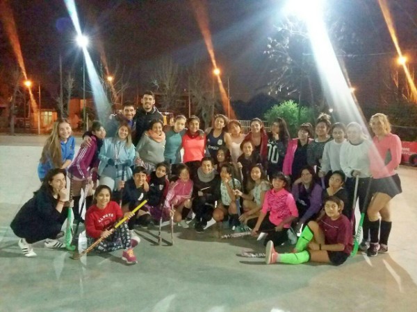 El polideportivo General Belgrano presentó una nueva clínica de hockey