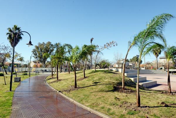 San Fernando colocó 50 nuevas palmeras en la Plaza de los Inmigrantes Italianos