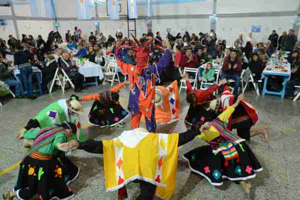 El intendente de Tigre durante los festejos de 9 de Julio, que compartió junto a vecinos de Rincón de Milberg y Don Torcuato.  
