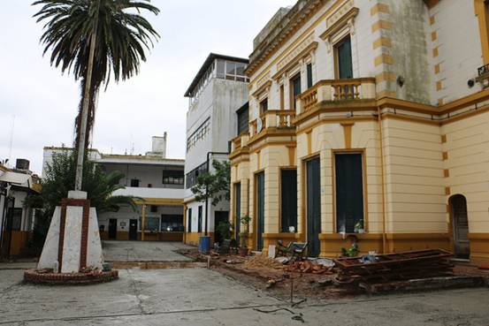 El municipio renueva el patio del tradicional colegio nacional de San Isidro   