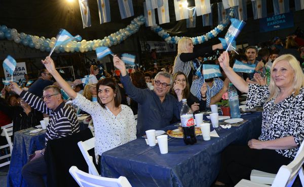 El intendente de Tigre, Julio Zamora, acompañado por su esposa y candidata a primera concejal, Gisela Zamora, participaron de la peña 1País en el club 24 de Mayo de la localidad de Troncos del Talar.
El intendente de Tigre, Julio Zamora, acompañado por su esposa y candidata a primera concejal, Gisela Zamora, participaron de la peña 1País en el club 24 de Mayo de la localidad de Troncos del Talar.