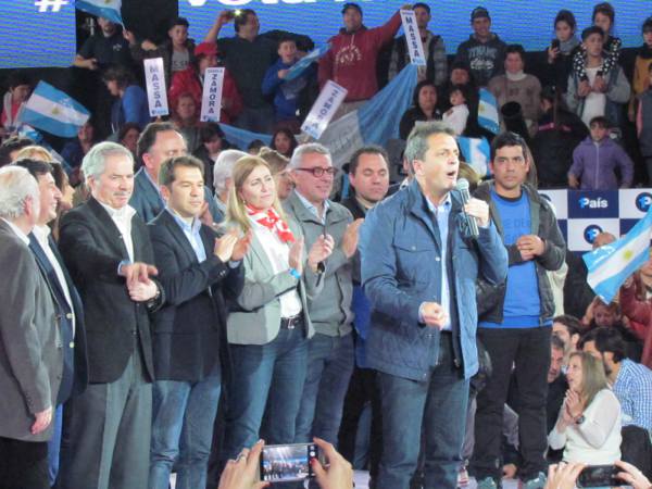 1País, la fuerza política liderada por Sergio Massa y Margarita Stolbizer,  cerró hoy la campaña de cara a las elecciones Primarias Abiertas Simultáneas y Obligatorias (PASO) del domingo próximo con un acto llevado a cabo en el Estadio UTN de Gral. Pacheco. 