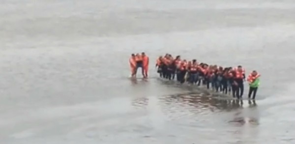 Más de 123 docentes que habían salido a navegar en un catamarán desde el puerto de Olivos para festejar el Día del Maestro eran rescatados hoy tras quedar varados a unos 300 metros de la costa, en medio de una pronunciada bajante del río de la Plata.
