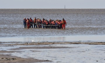Evacúan a pie a pasajeros de un catamarán que quedó varado en el Río de la Plata, cerca de la costa de Olivos 