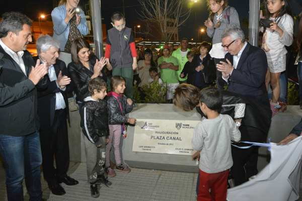 Julio Zamora, Luis Andreotti y Sergio Massa, inauguraron la nueva Plaza del Canal ()