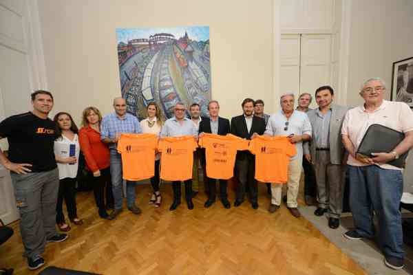 El intendente Julio Zamora mantuvo un encuentro con autoridades del Rotary Club y el Club Náutico Hacoaj, para continuar delineando el evento a realizarse el 5 de noviembre desde las 9hs. La prueba contará con categorías 10, 5 y 1 K. Como todos los años, tendrá un fin benéfico. 