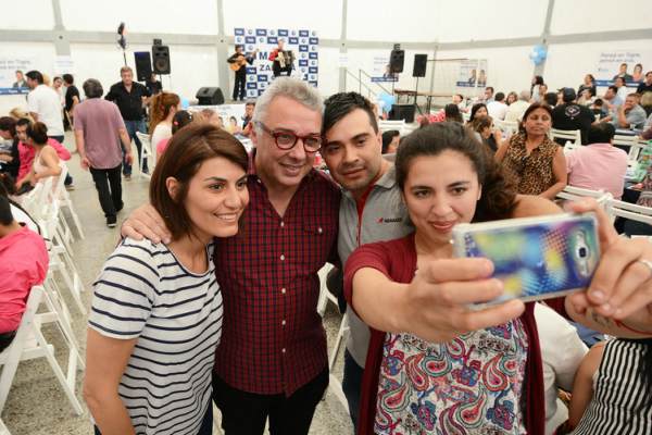 l intendente de Tigre, Julio Zamora, y su esposa Gisela, primera candidata a concejal por el frente 1País, participaron en Rincón de Milberg de un encuentro de colectividades junto a cientos de migrantes