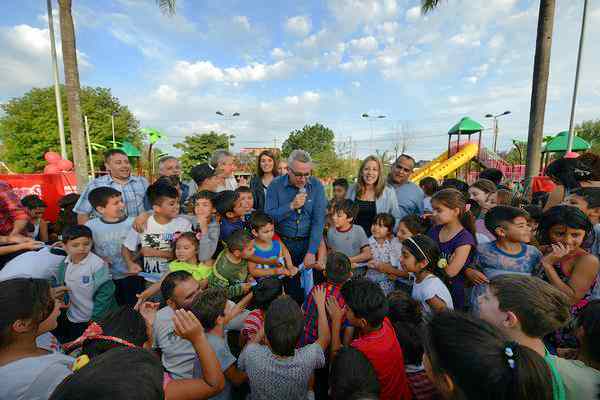 Julio Zamora inauguró los nuevos juegos inclusivos de la plaza Niño Dios en Rincón de Milberg
