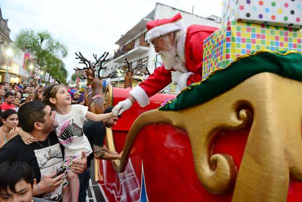 Miles de vecinos disfrutaron del primer Desfile de Navidad en San Fernando