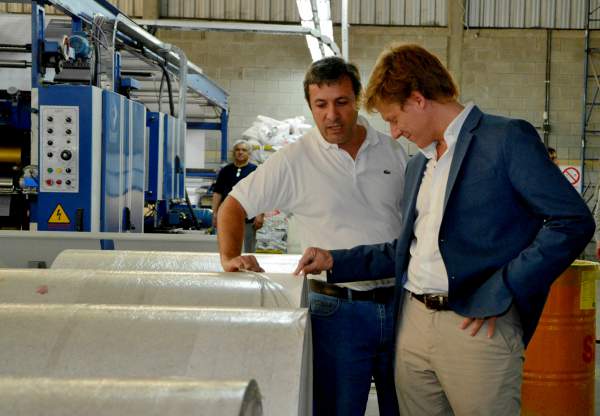 El director ejecutivo de ARBA, Gastón Fossati, al momento de recorrer una empresa de fabricación de insumos con papel en el parque industrial de Almirante Brown.