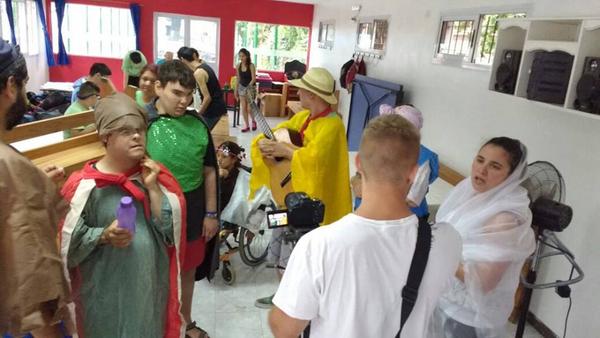 Los chicos de El Talar disfrutan el verano con arte y deporte inclusivo.