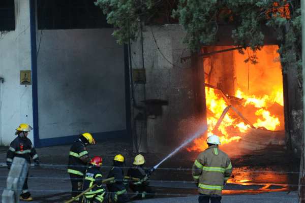 La rápida detección de las cámaras de Tigre permitió controlar un feroz incendio en una fábrica de El Talar