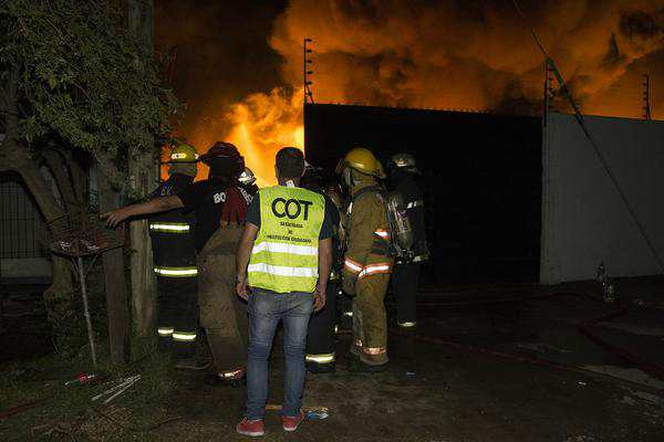Tigre desplegó un impresionante operativo para controlar un incendio en una fábrica