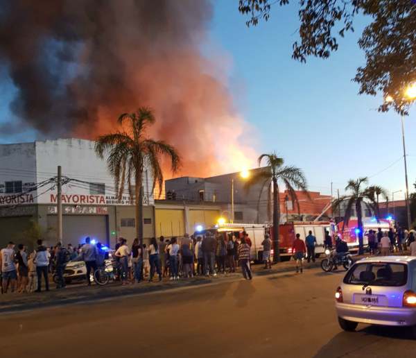 Un incendio destruyó una fabrica de muebles en San Fernando