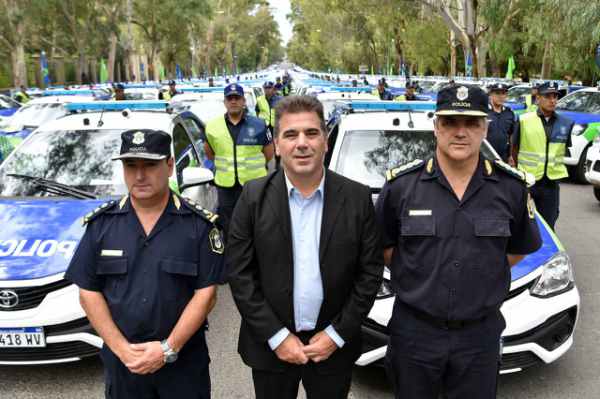 Ritondo supervisó la entrega de más de 220 móviles policiales