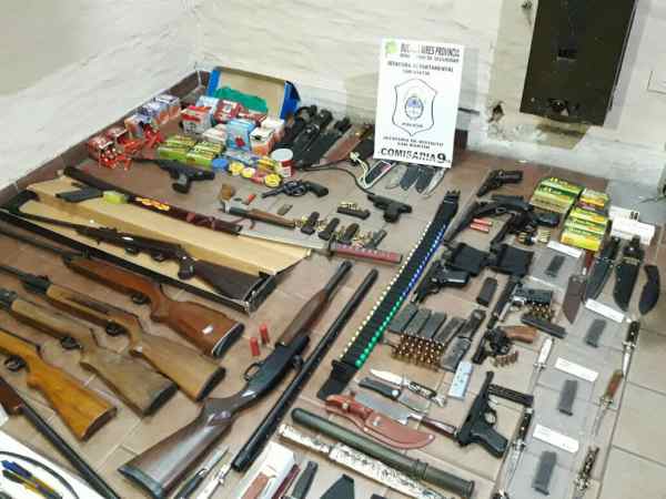 Detienen a dos hermanos en su casa de Villa Ballester con un arsenal