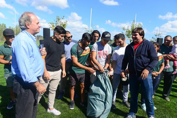 San Fernando acompañó la inauguración de una cancha del Virreyes Rugby Club y entregó material